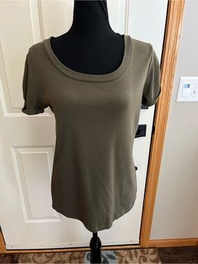 New Ralph Lauren olive green cotton pull over short sleeve top. Size medium